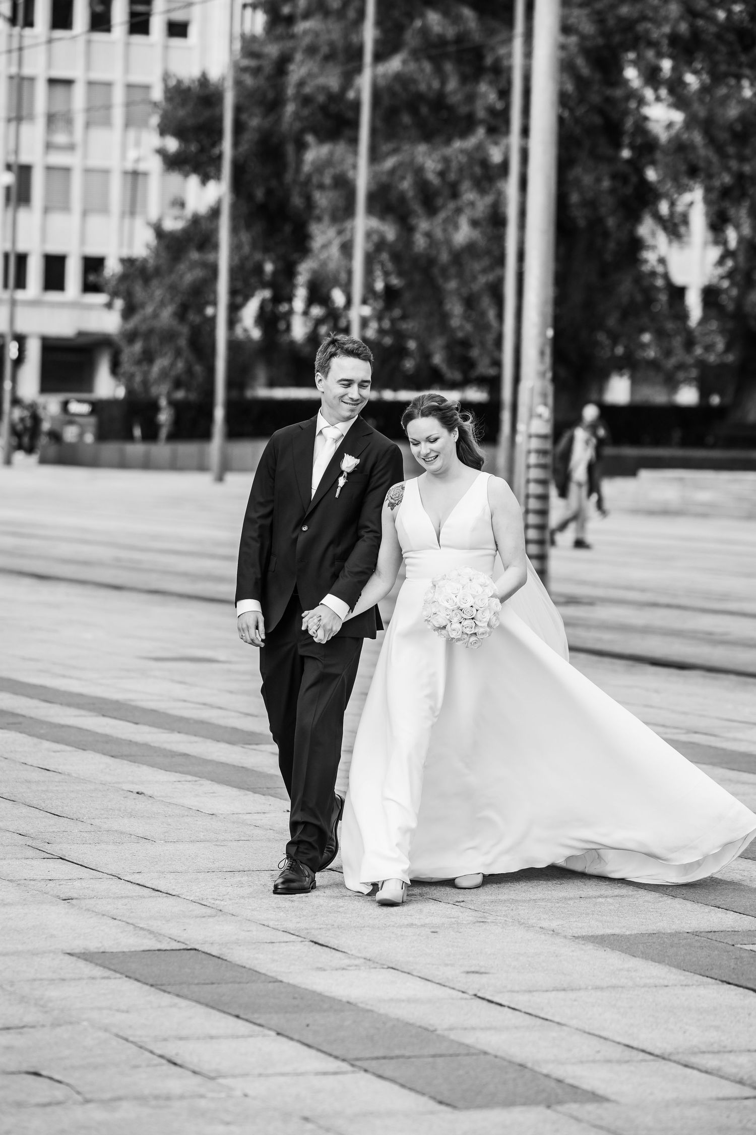 Bryllupsfotograf Oslo Rådhus – Naturlig øyeblikk av brudepar på Rådhusplassen i Oslo sentrum.