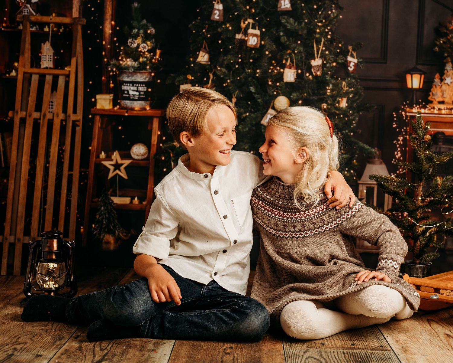 Julekortfotografering Moss: Barn i juleomgivelser i studioet i Våler.
