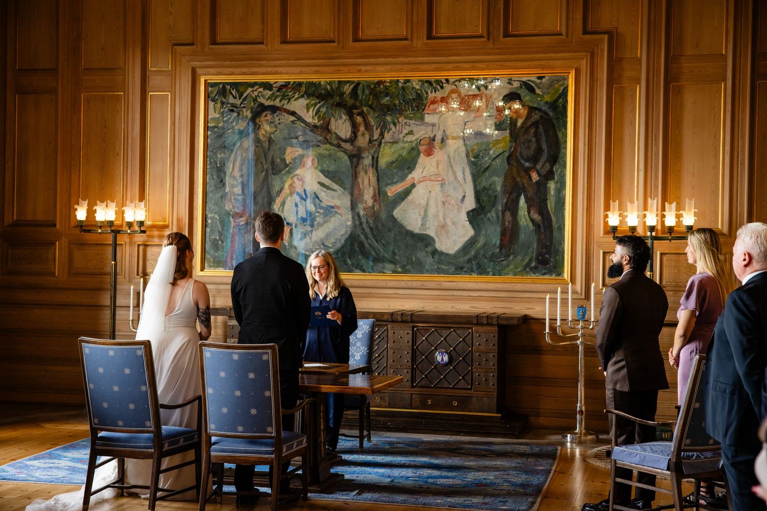 Borgerlig vielse i Munchsalen i Oslo Rådhus, fanget av bryllupsfotograf Tara Kristine Photography.