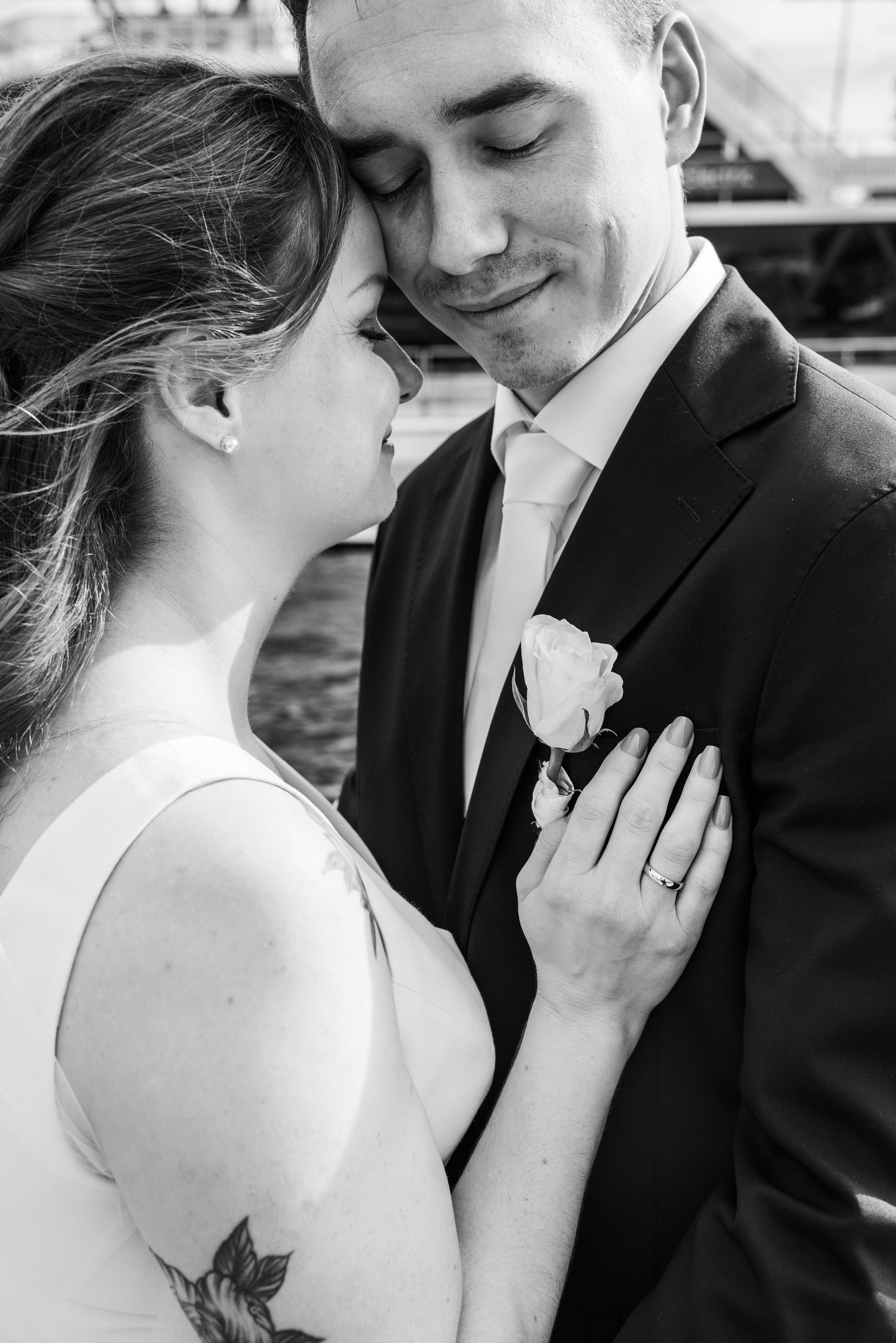 Nært og emosjonelt sort-hvitt bryllupsbilde, fanget av bryllupsfotograf Tara Kristine Photography.