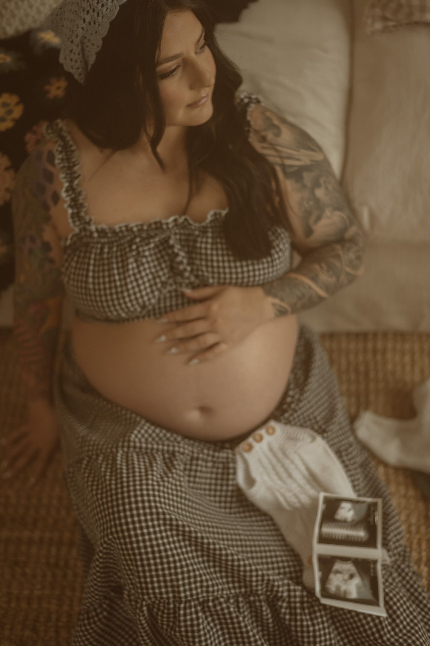 Motherhood maternity photographer in Northern Utah capturing warm, storytelling portraits of a mother
Florida family maternity photographer