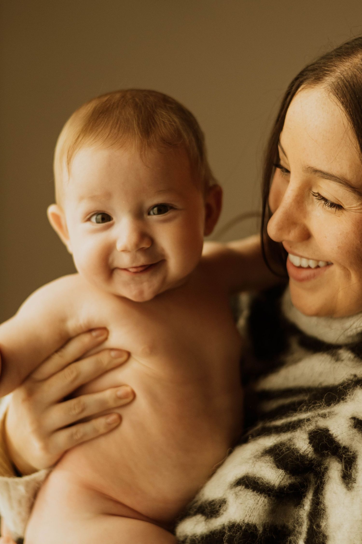 Motherhood maternity photographer in Northern Utah capturing warm, storytelling portraits of a mother
Florida family maternity photographer
