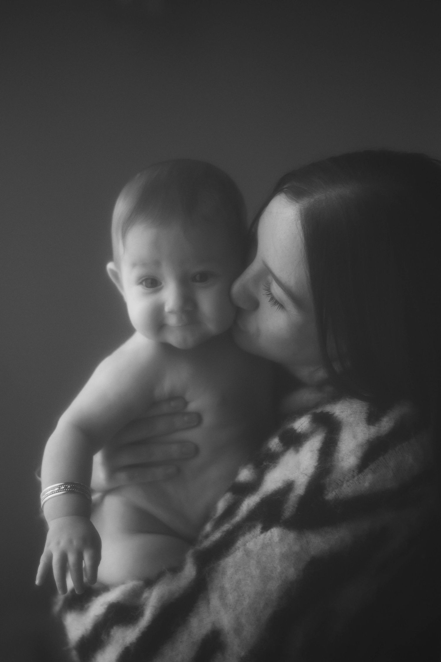 Motherhood maternity photographer in Northern Utah capturing warm, storytelling portraits of a mother
Florida family maternity photographer