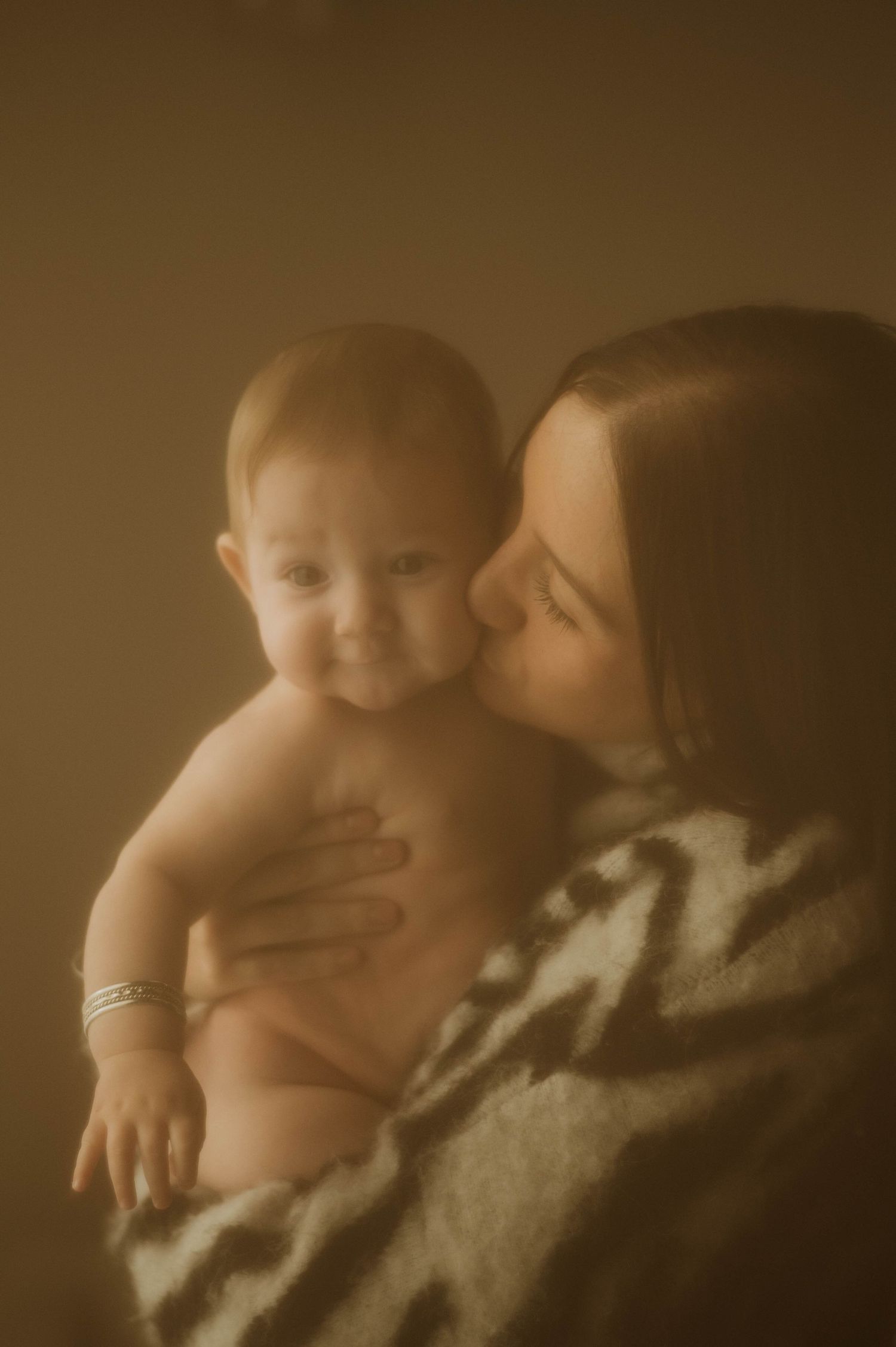 Motherhood maternity photographer in Northern Utah capturing warm, storytelling portraits of a mother
Florida family maternity photographer