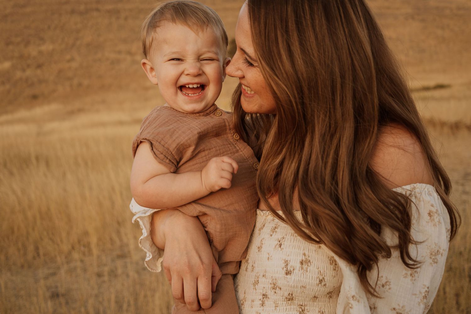 Warm, moody vintage cinematic maternity motherhood and wedding photography in Northern Utah & Florida. Emotive, storytelling images for brid