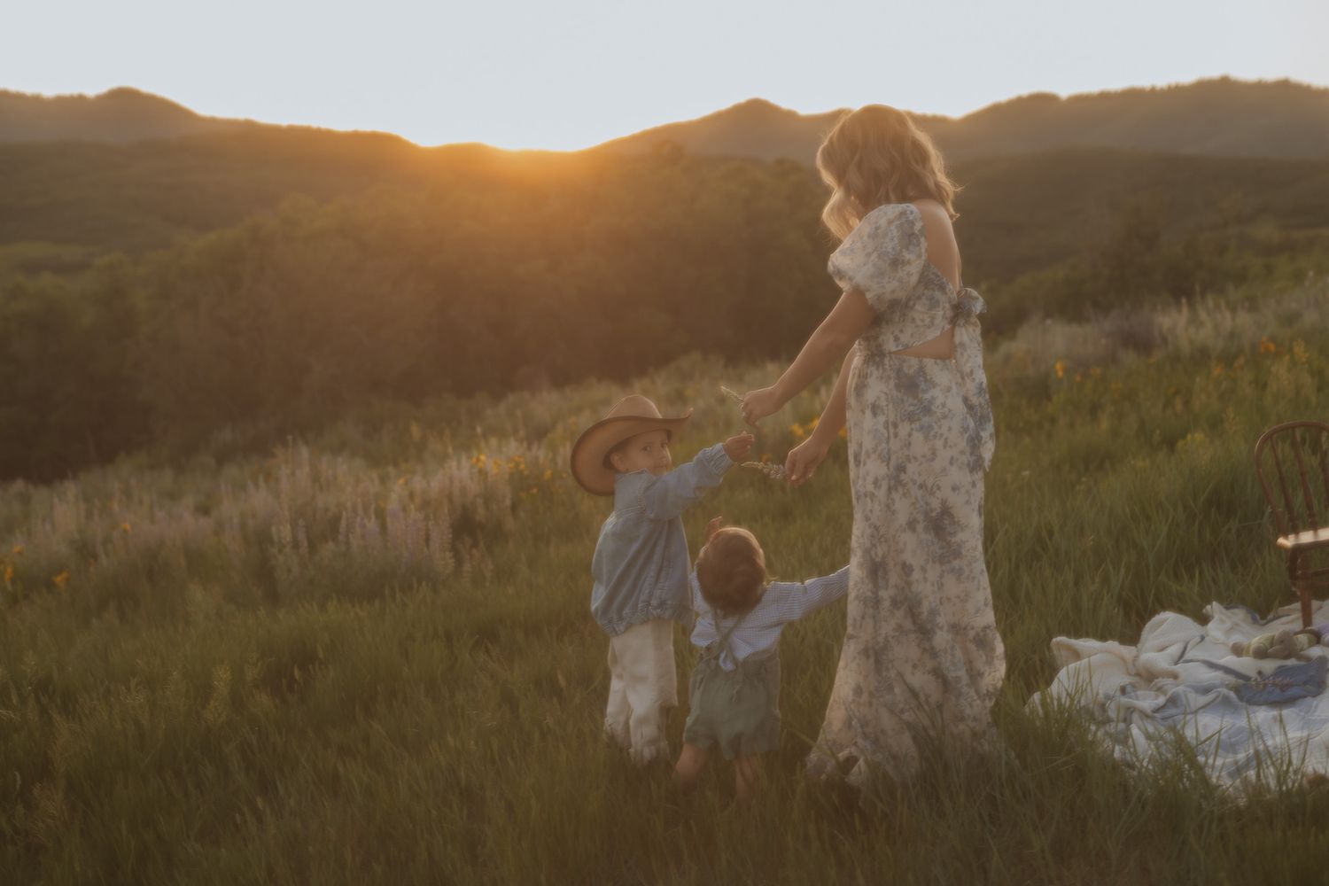 Motherhood maternity photographer in Northern Utah capturing warm, storytelling portraits of a mother
Florida family maternity photographer