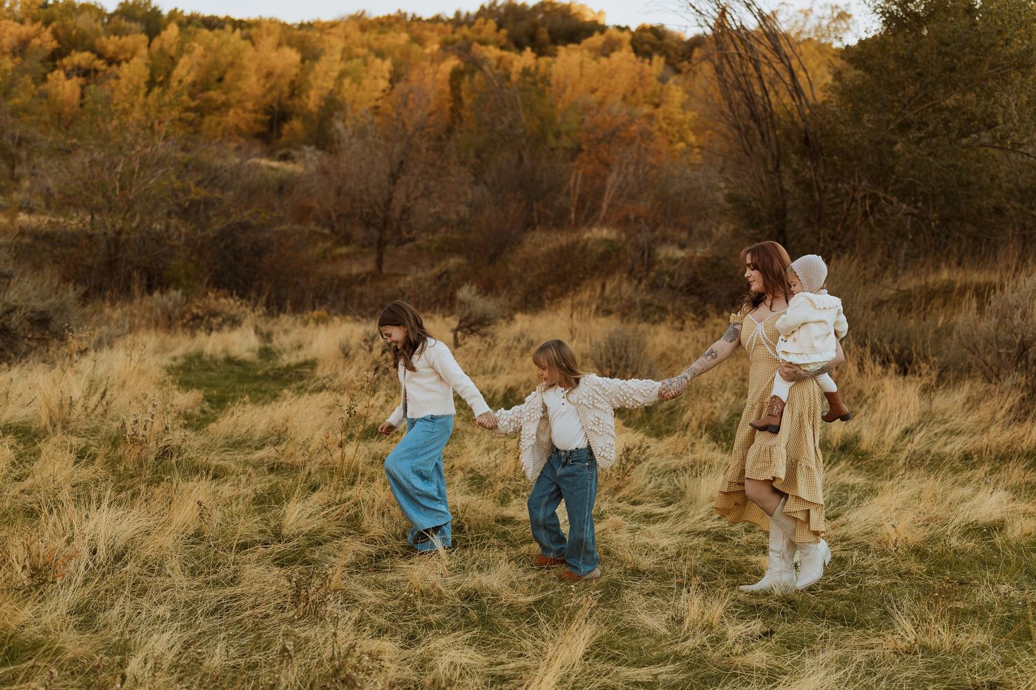 Motherhood photographer in Northern Utah capturing warm, nostalgic portraits of a mother holding her child.
Florida motherhood photographer