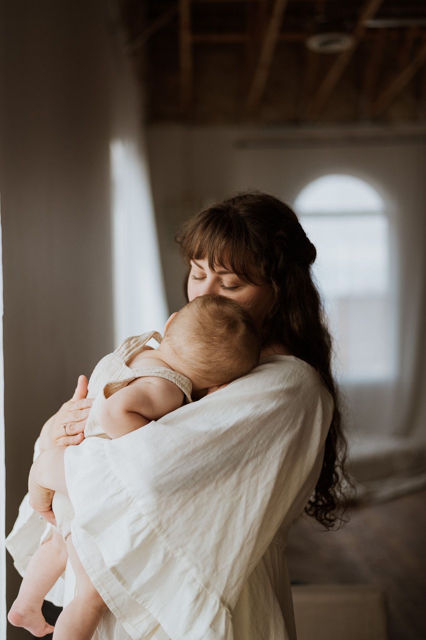 Motherhood maternity photographer in Northern Utah capturing warm, storytelling portraits of a mother
Florida family maternity photographer