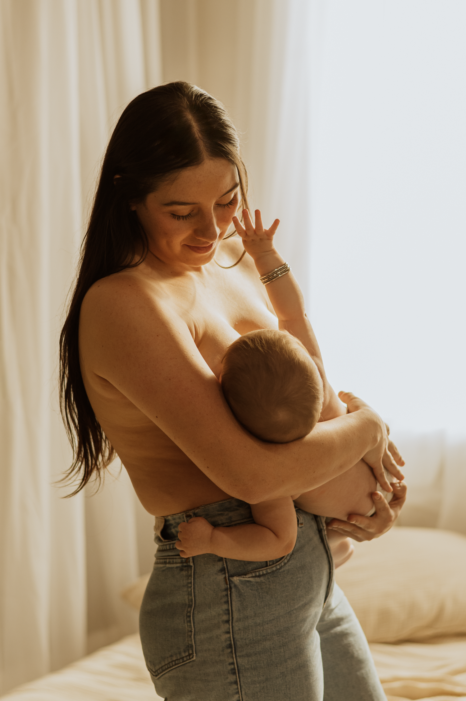Motherhood photographer in Northern Utah capturing warm, nostalgic portraits of a mother holding her child.
Florida motherhood photographer