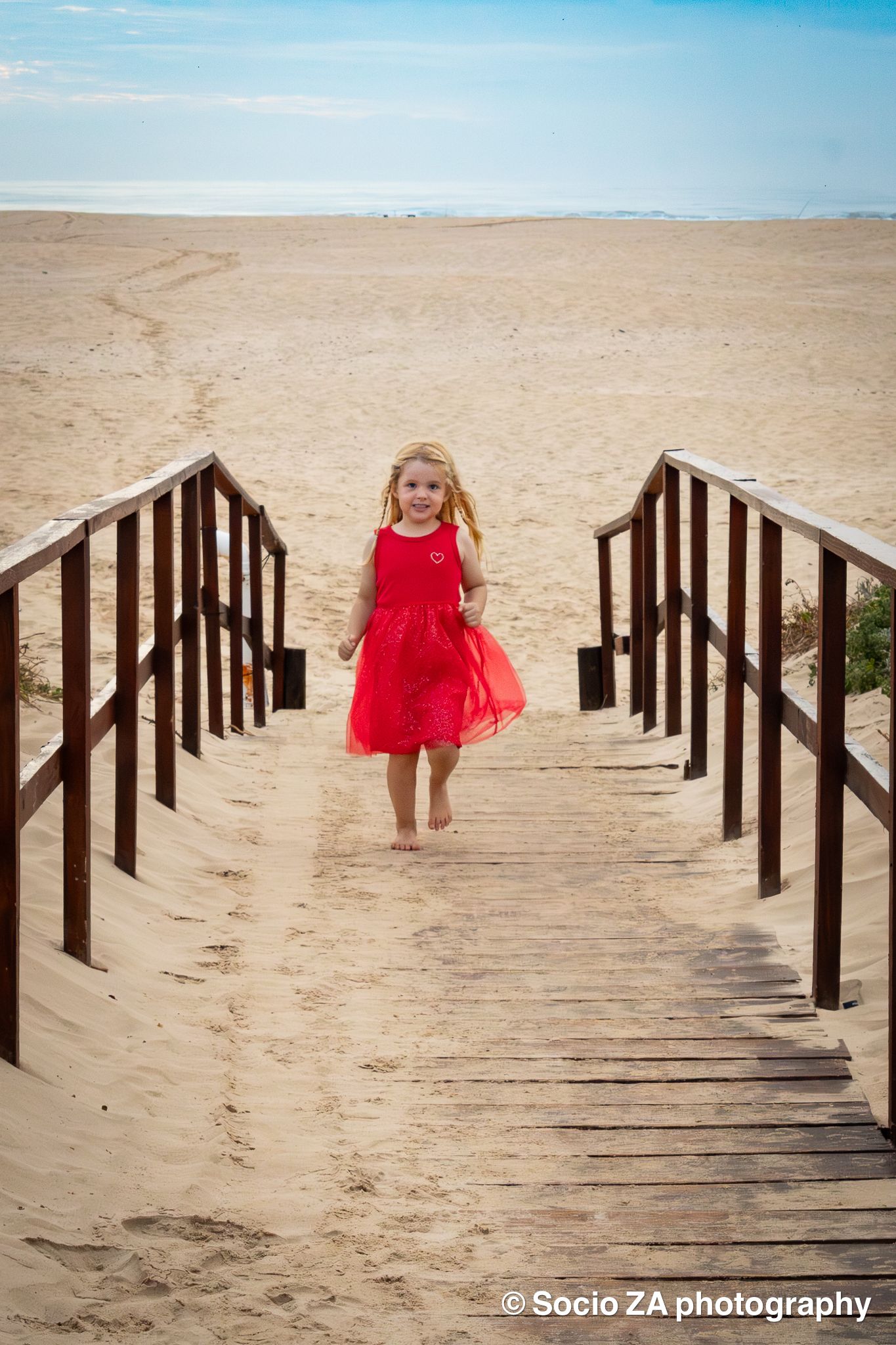 Portrait in Jeffrey’s Bay captures natural, authentic images with relaxed outdoor sessions across the Eastern Cape. Beach day smiles. Kids