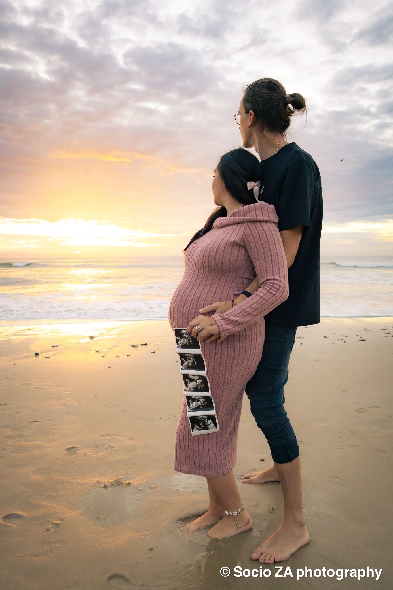 Couples beach photoshoot in Jeffrey's Bay relaxed and natural portrait of two people sharing a moment at the ocean, Maternity photos