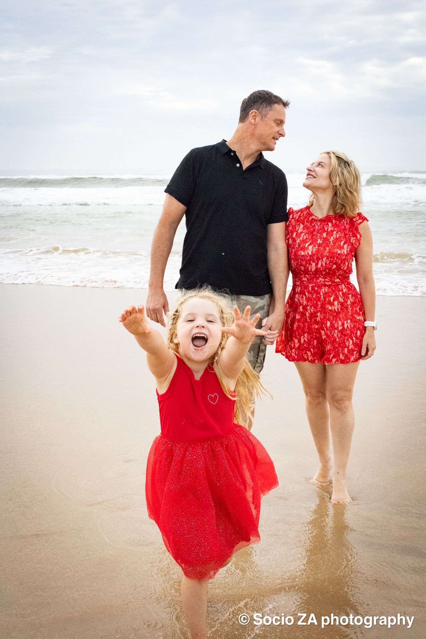 Couples beach photoshoot in Jeffrey's Bay — relaxed and natural portrait of two people sharing a moment at the ocean, by Socio ZA Photograph