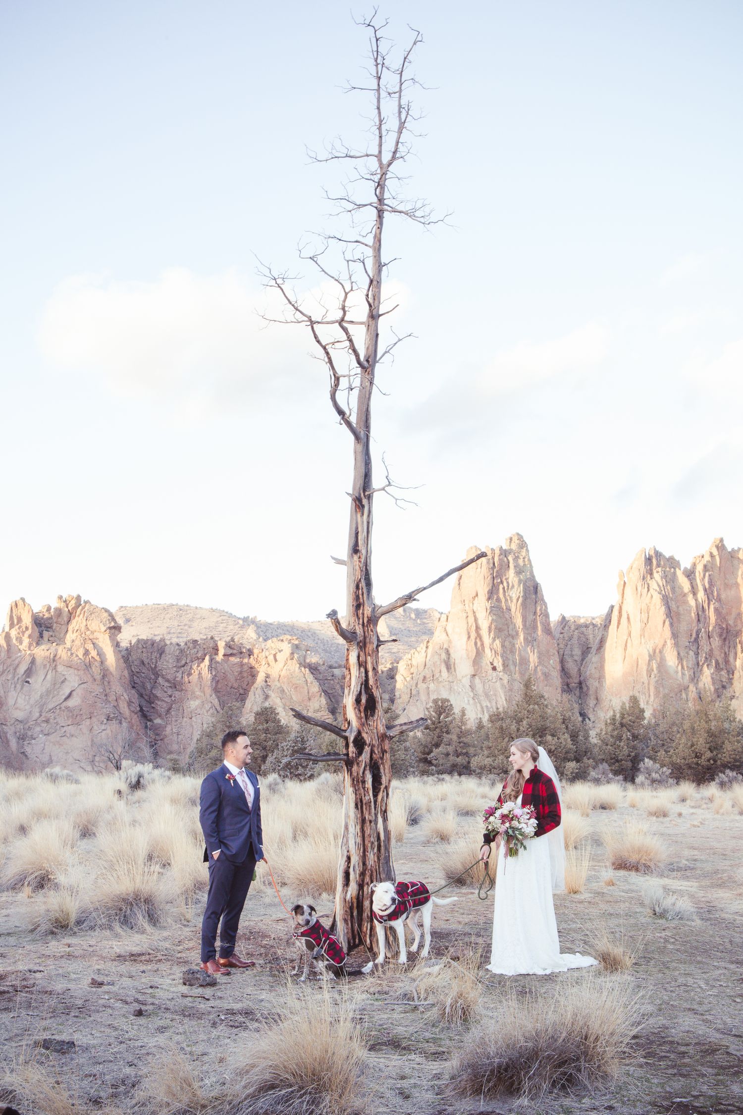 Wedding couple in Bend, Oregon at Smith Rock