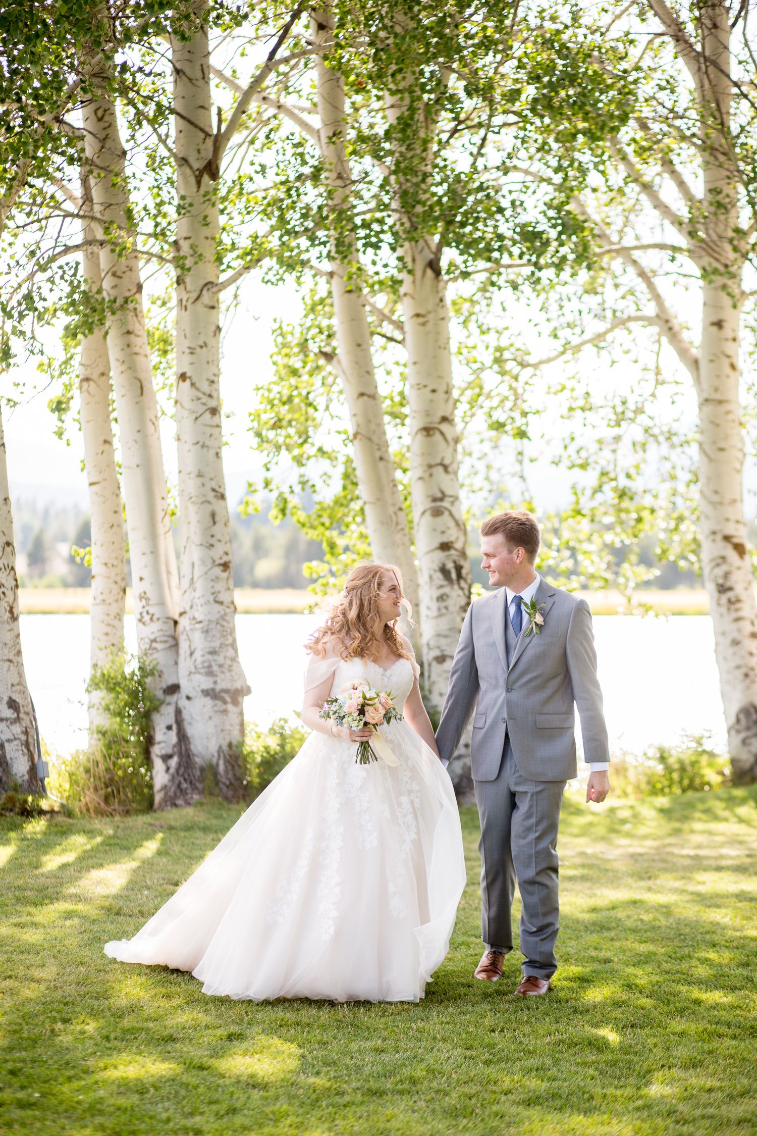 Wedding couple in Black Butte Ranch near Bend, Oregon