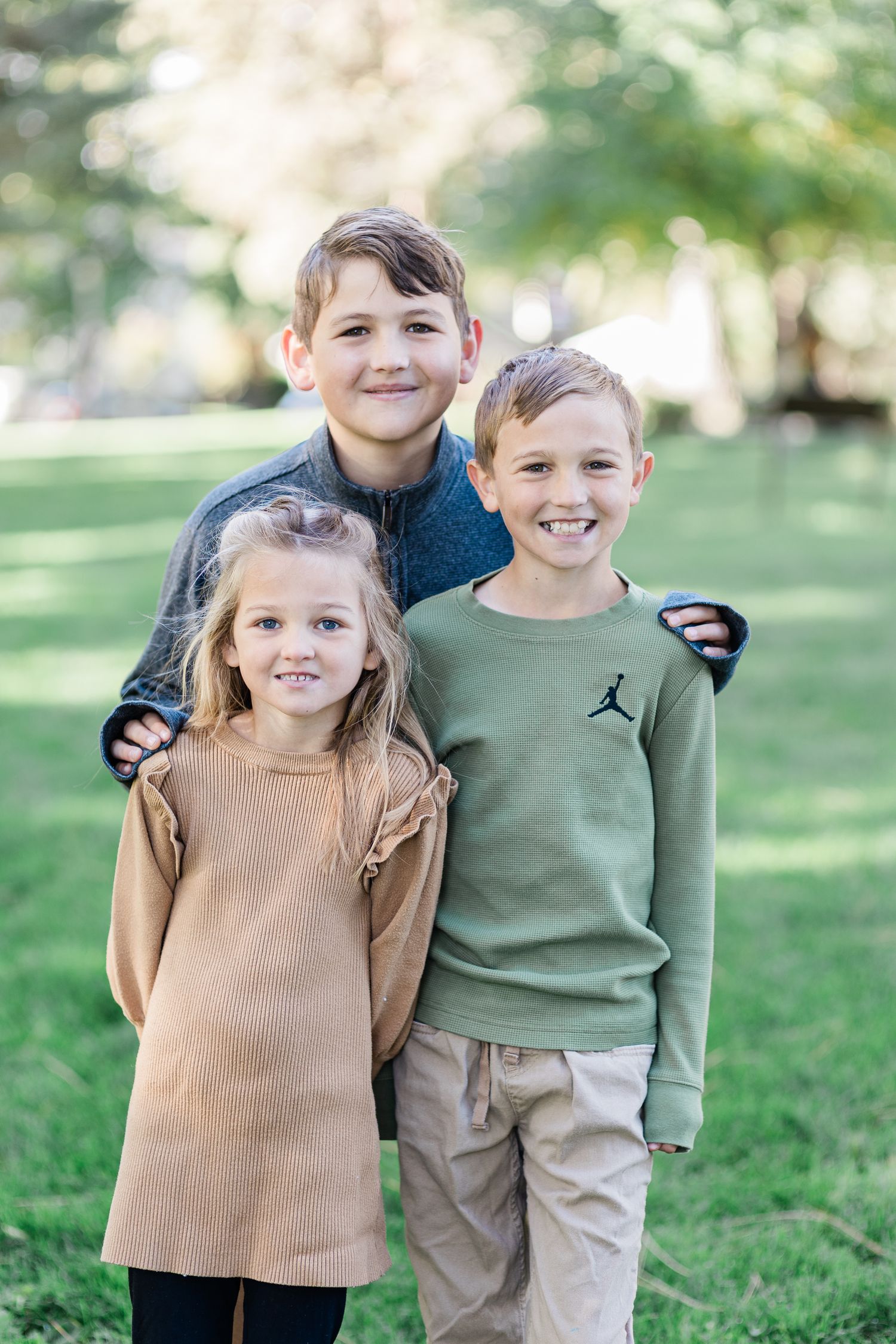 Portrait of a family in Bend, Oregon in Sunriver