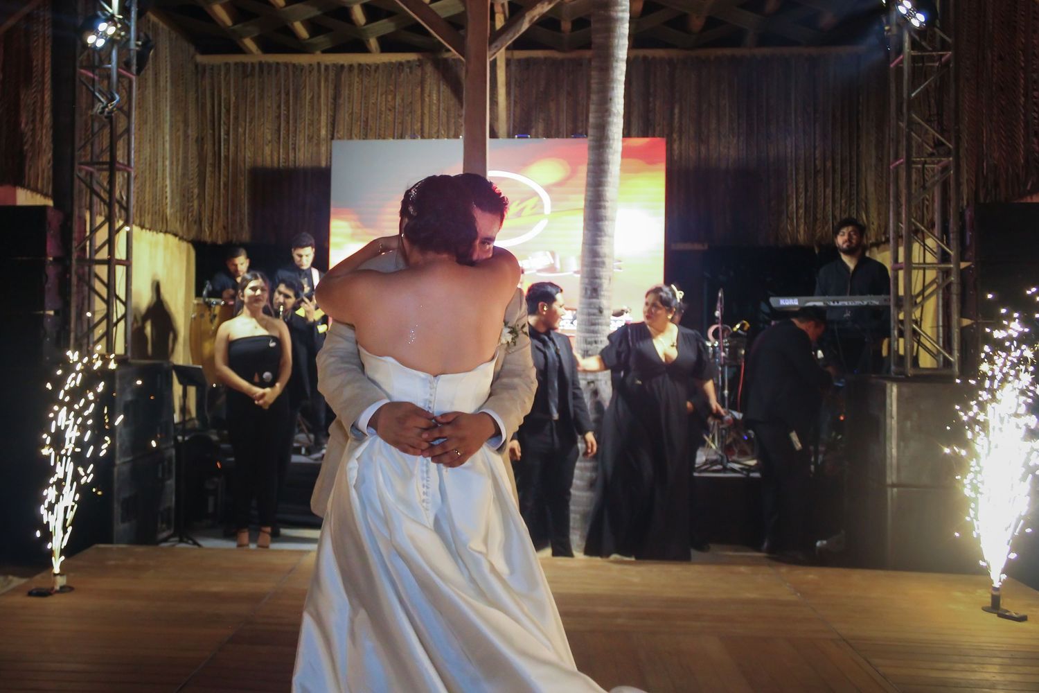 Pareja celebrando el inicio juntos