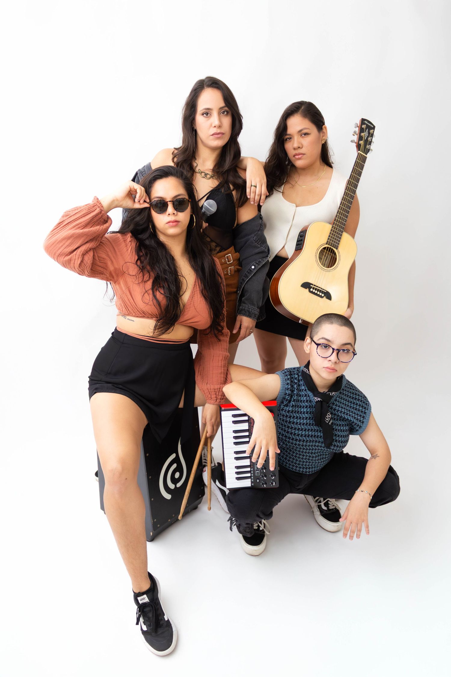 Banda femenina con instrumentos