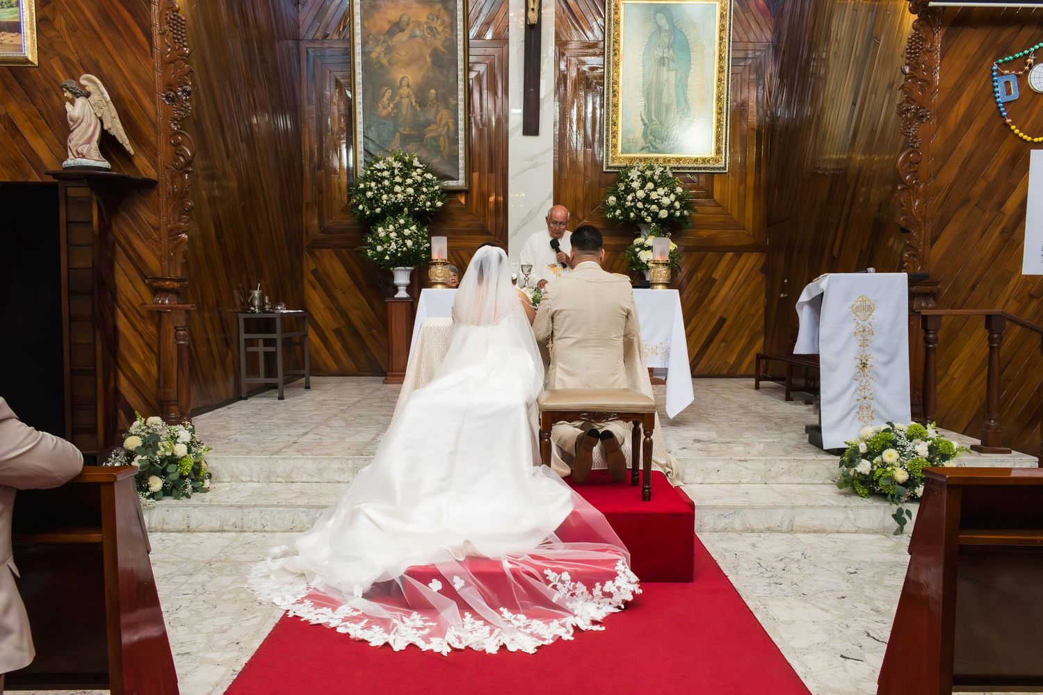 Novios compartiendo un momento íntimo