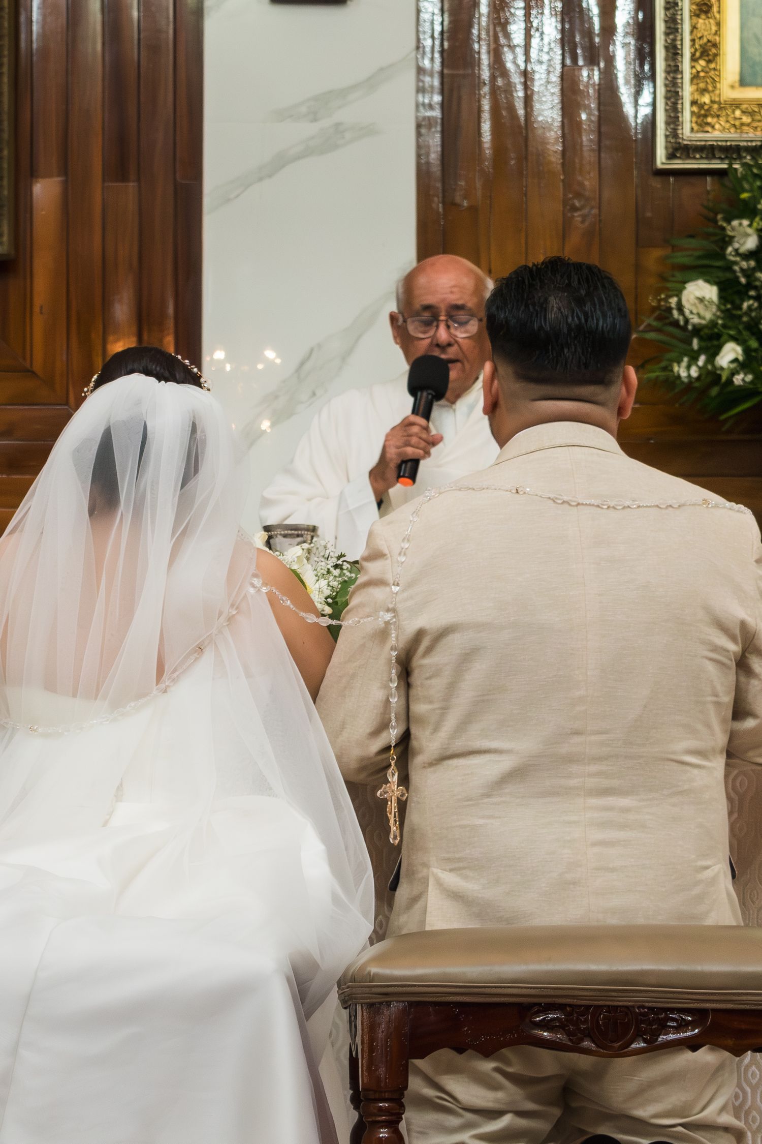 Pareja rezando con el padre