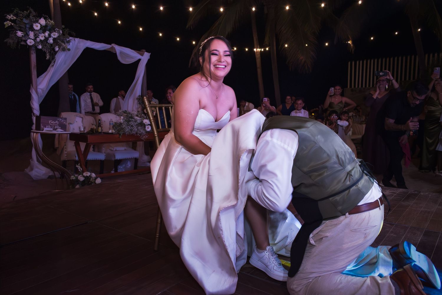 Novios en un instante espontáneo