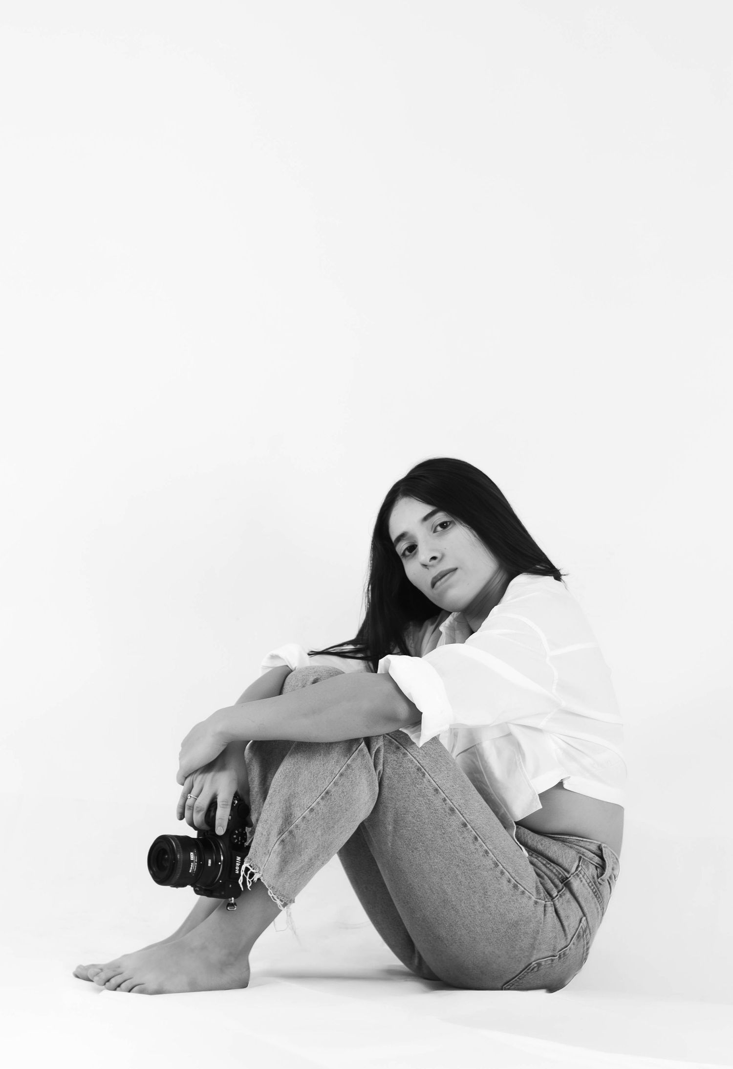 Retrato minimalista capturado en estudio