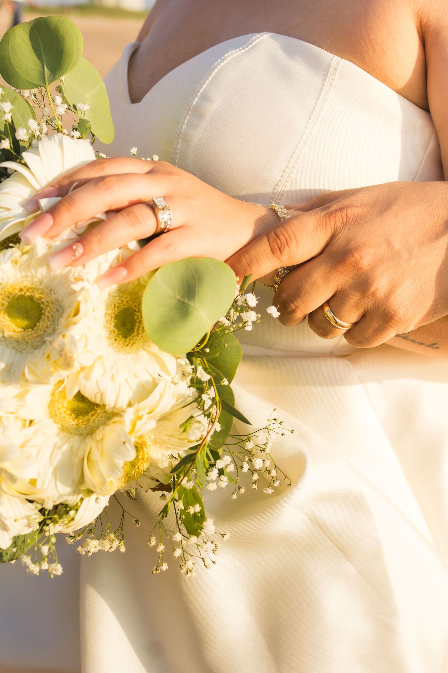 Novios tomados de la mano