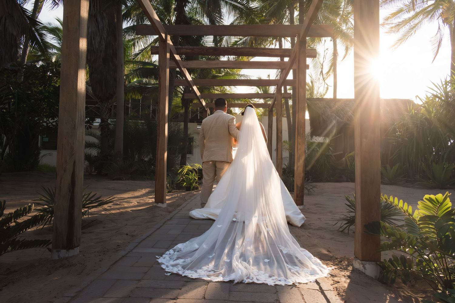 Pareja de recién casados al atardecer