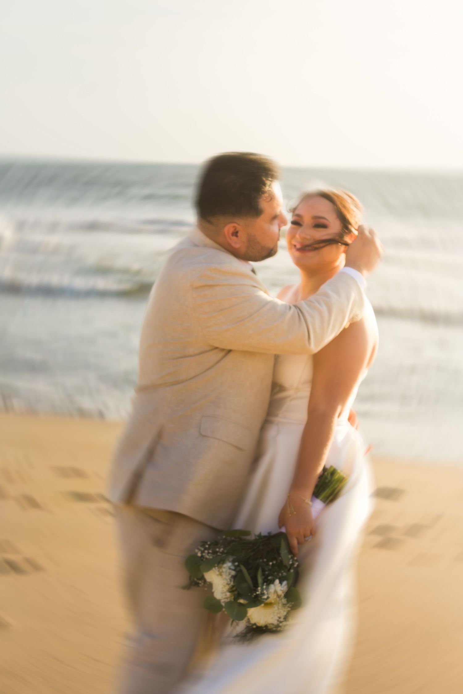 Novios compartiendo una risa