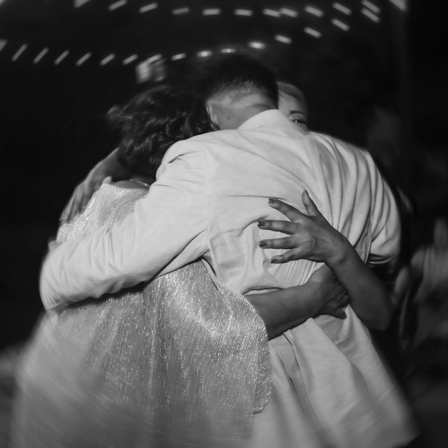 Pareja abrazándose con su familia