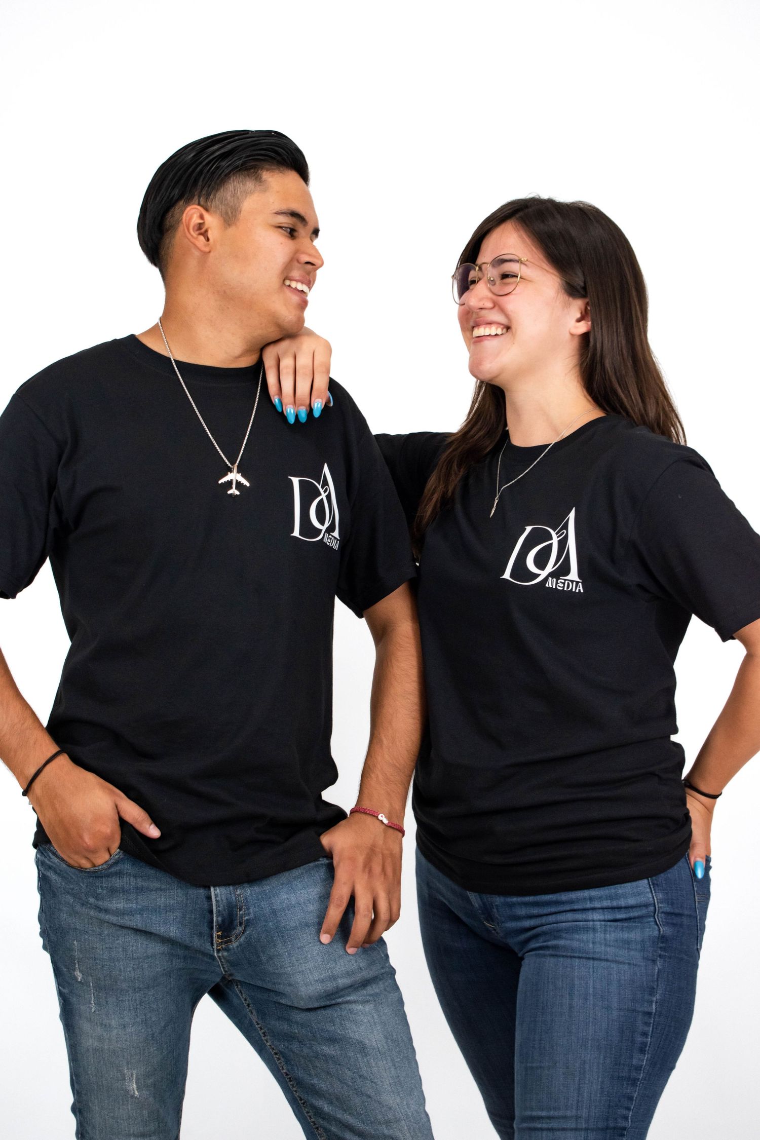 Equipo de fotografía riendo en estudio