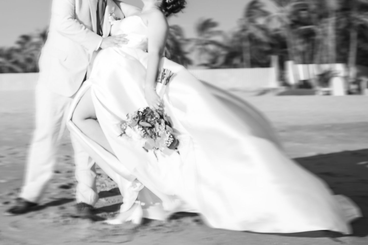 Novios juntos en un entorno romantico