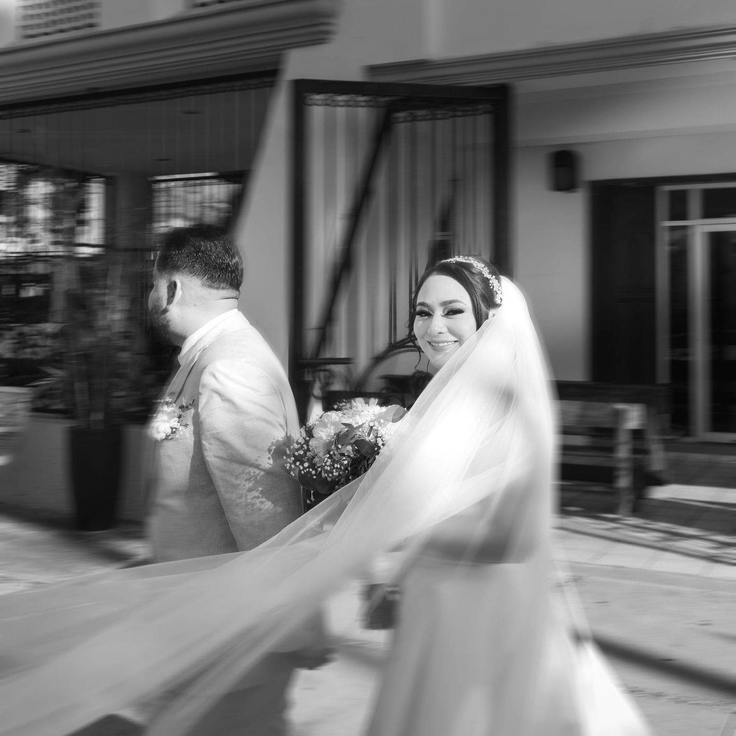 Novios caminando lentamente