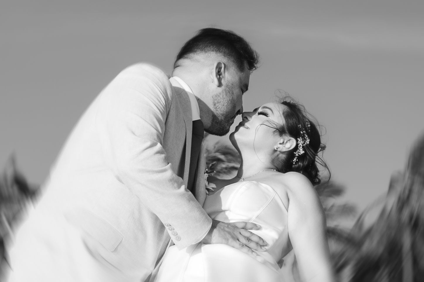 Novios compartiendo un beso