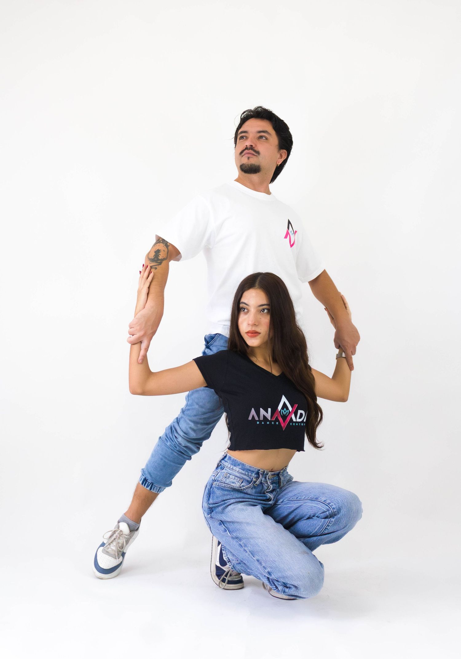 Pareja de bailarines posando juntos