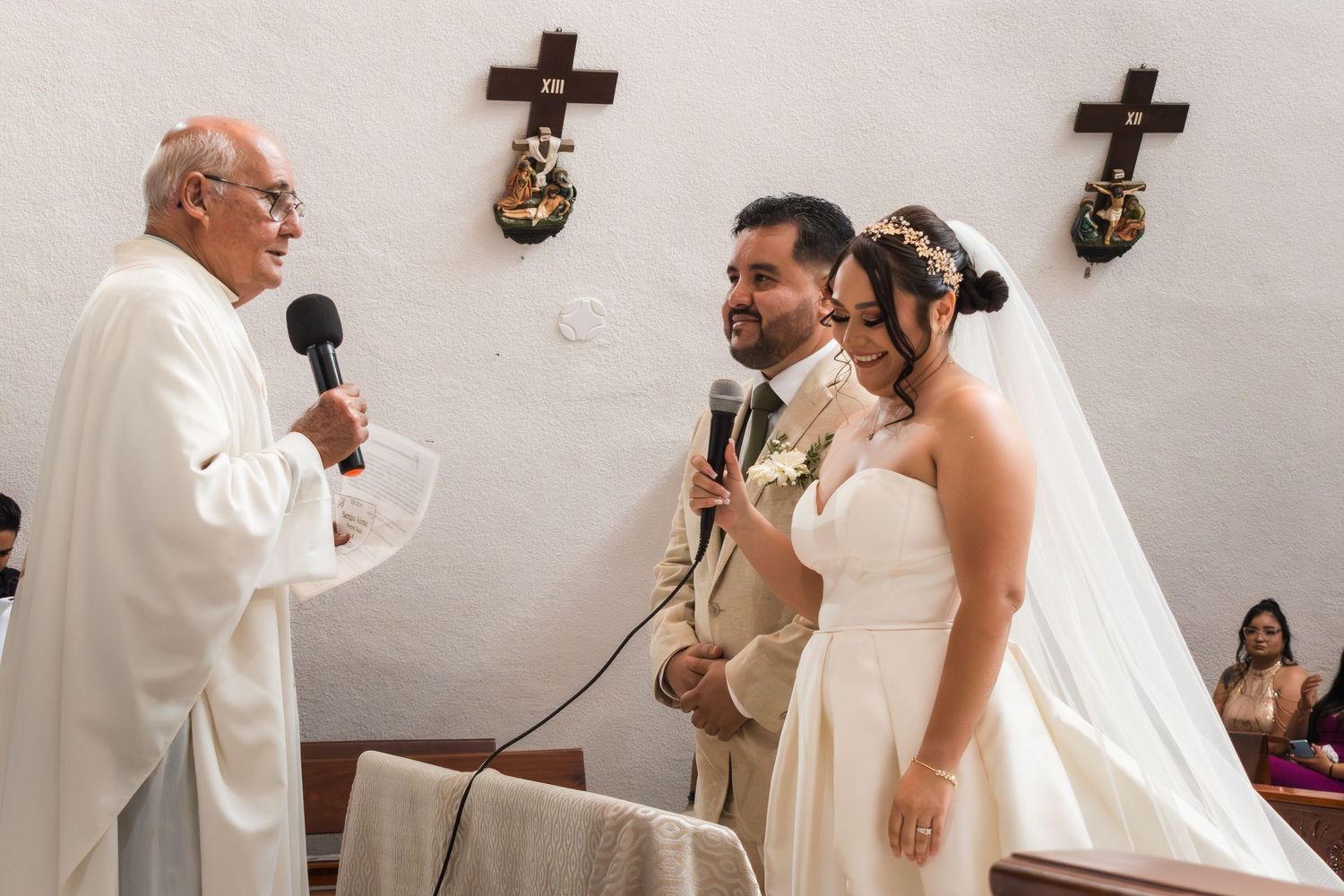 Novios compartiendo una risa