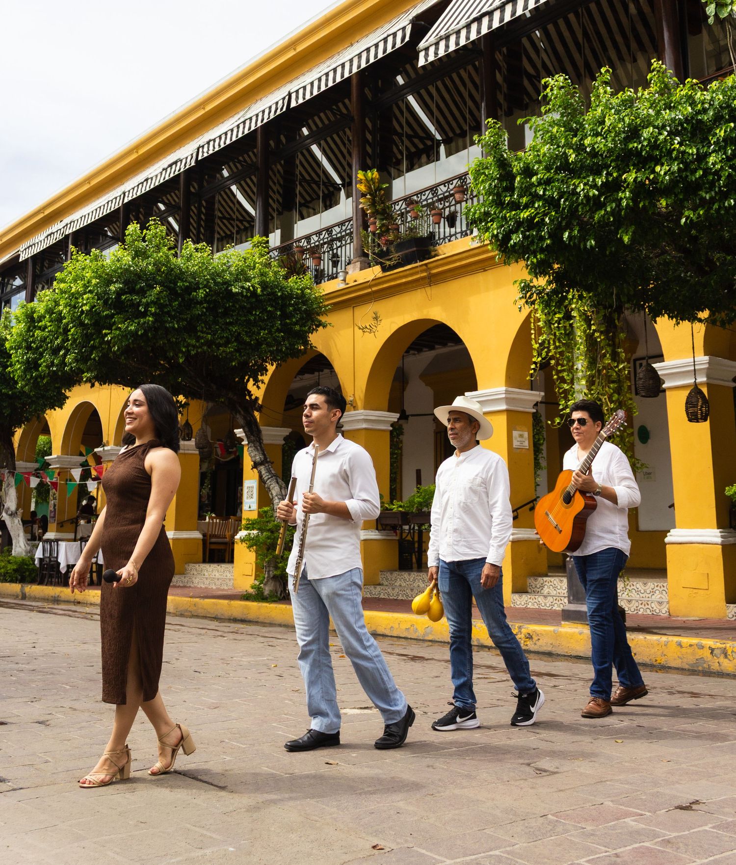 Banda musical en calles coloridas