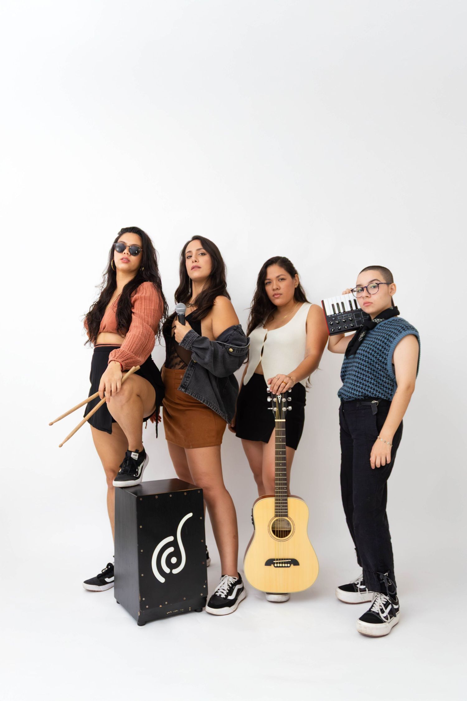 Banda femenina posando en estudio