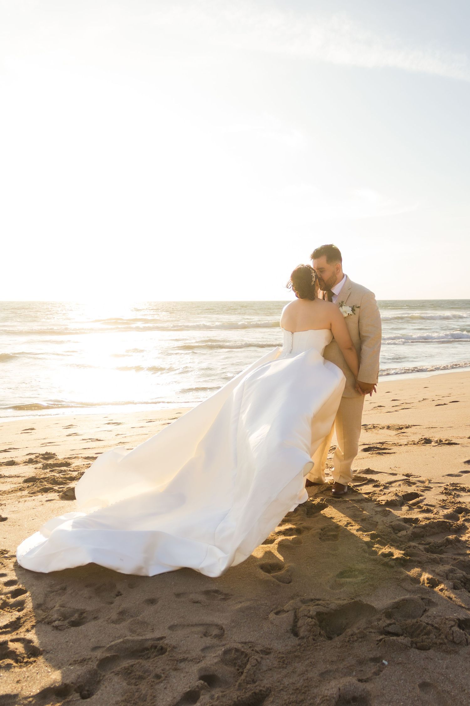Pareja de recién casados en la playa