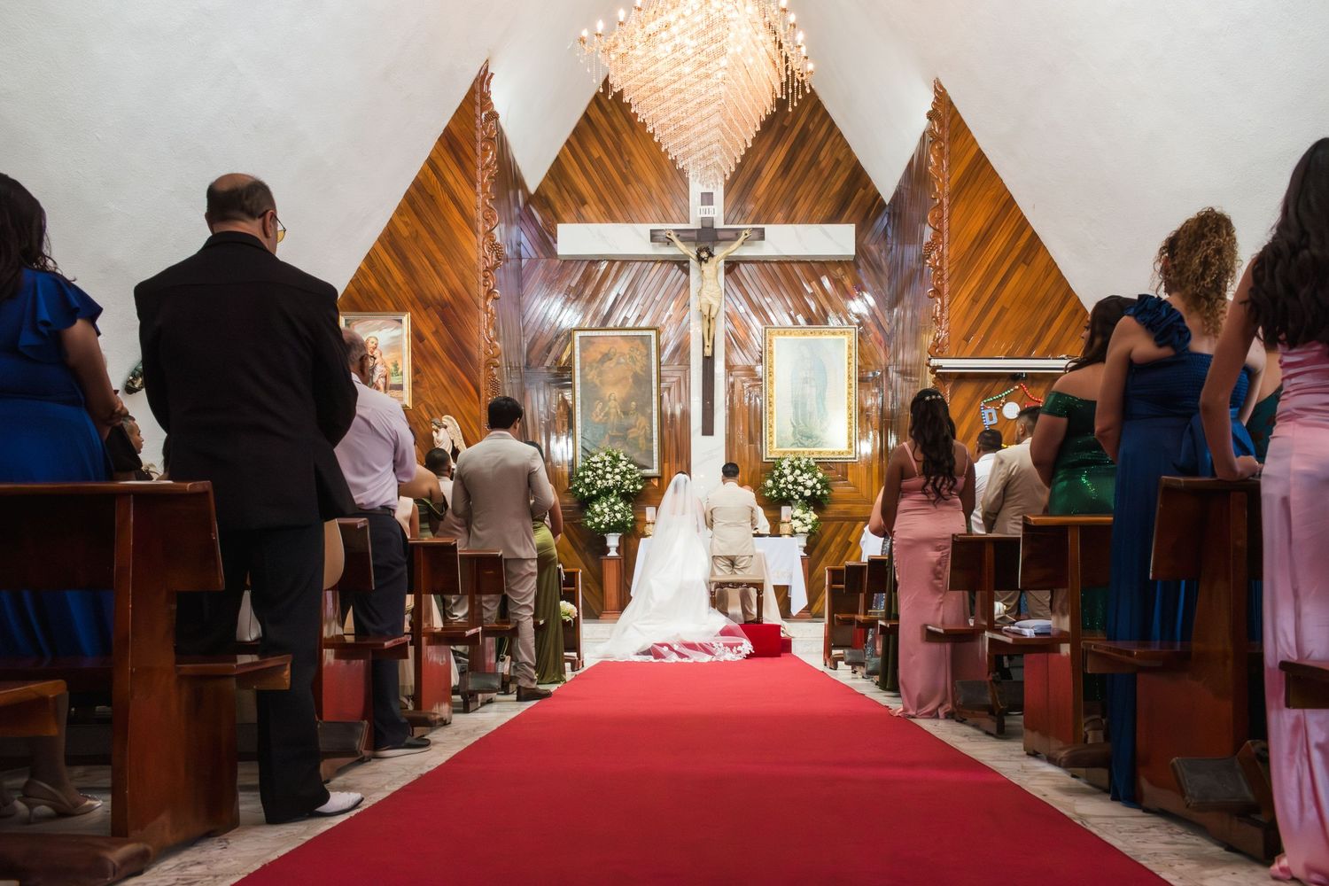 Novios juntos en la iglesia