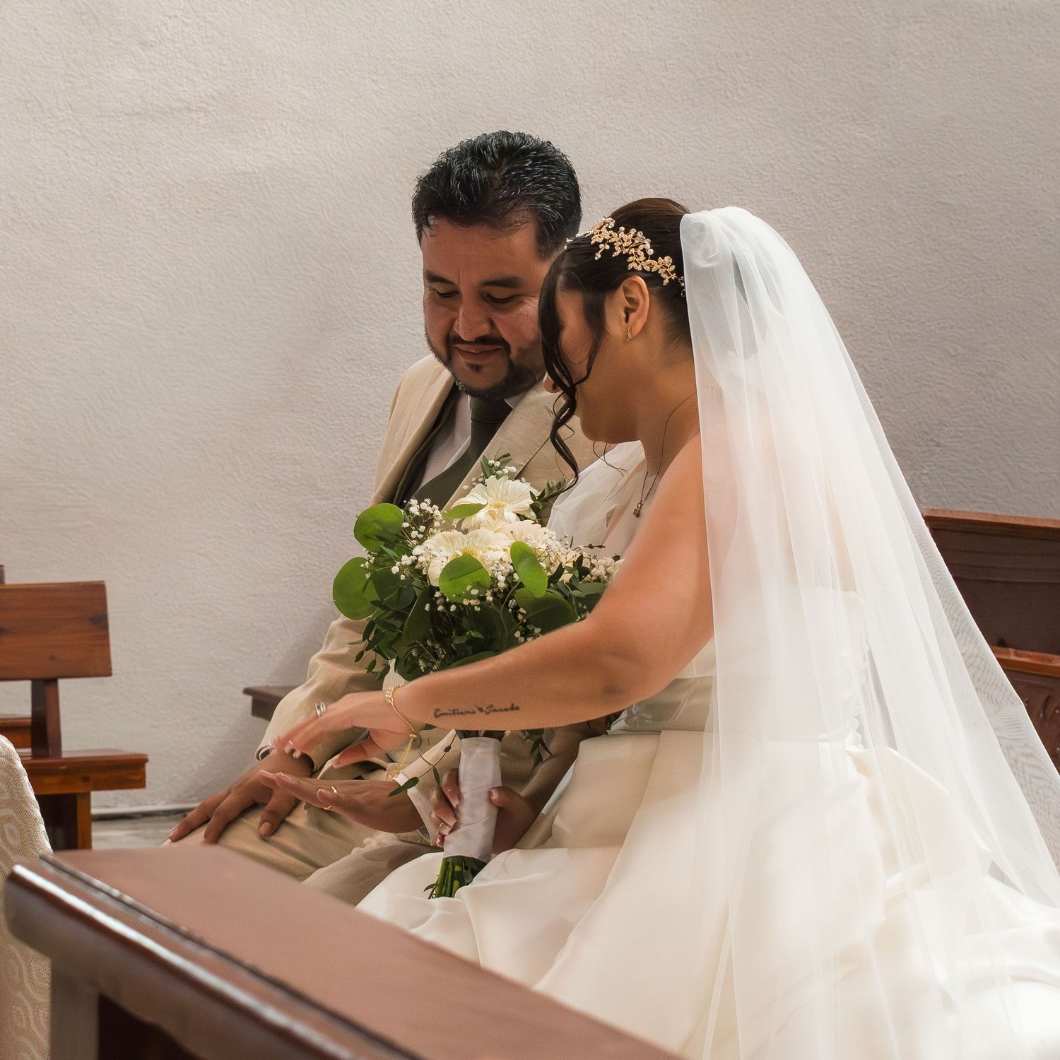 Novios en un instante espontáneo