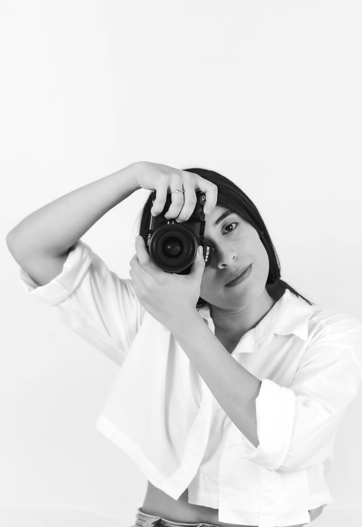 Fotografía de retrato en estudio con estilo minimalista