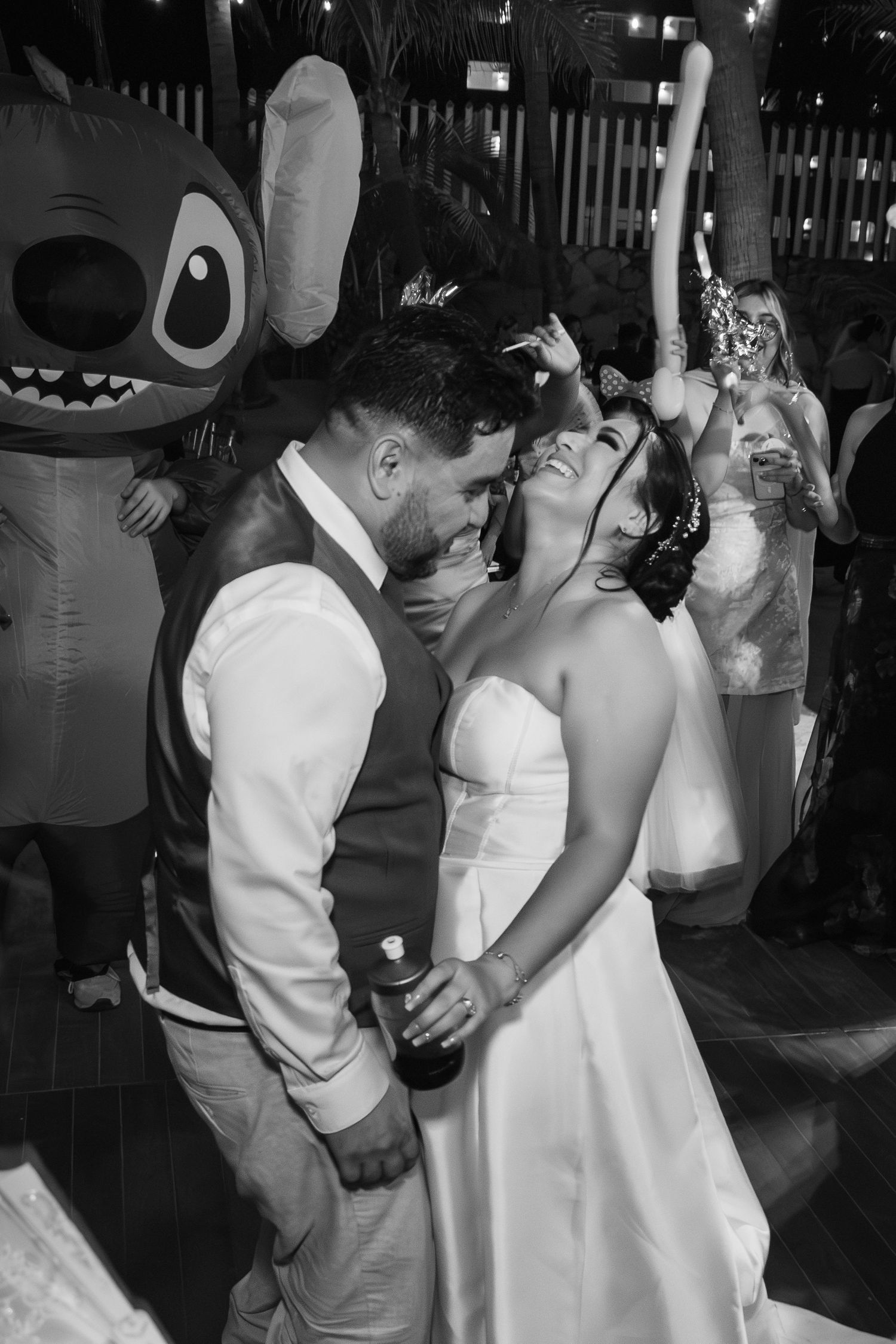 Pareja celebrando su boda