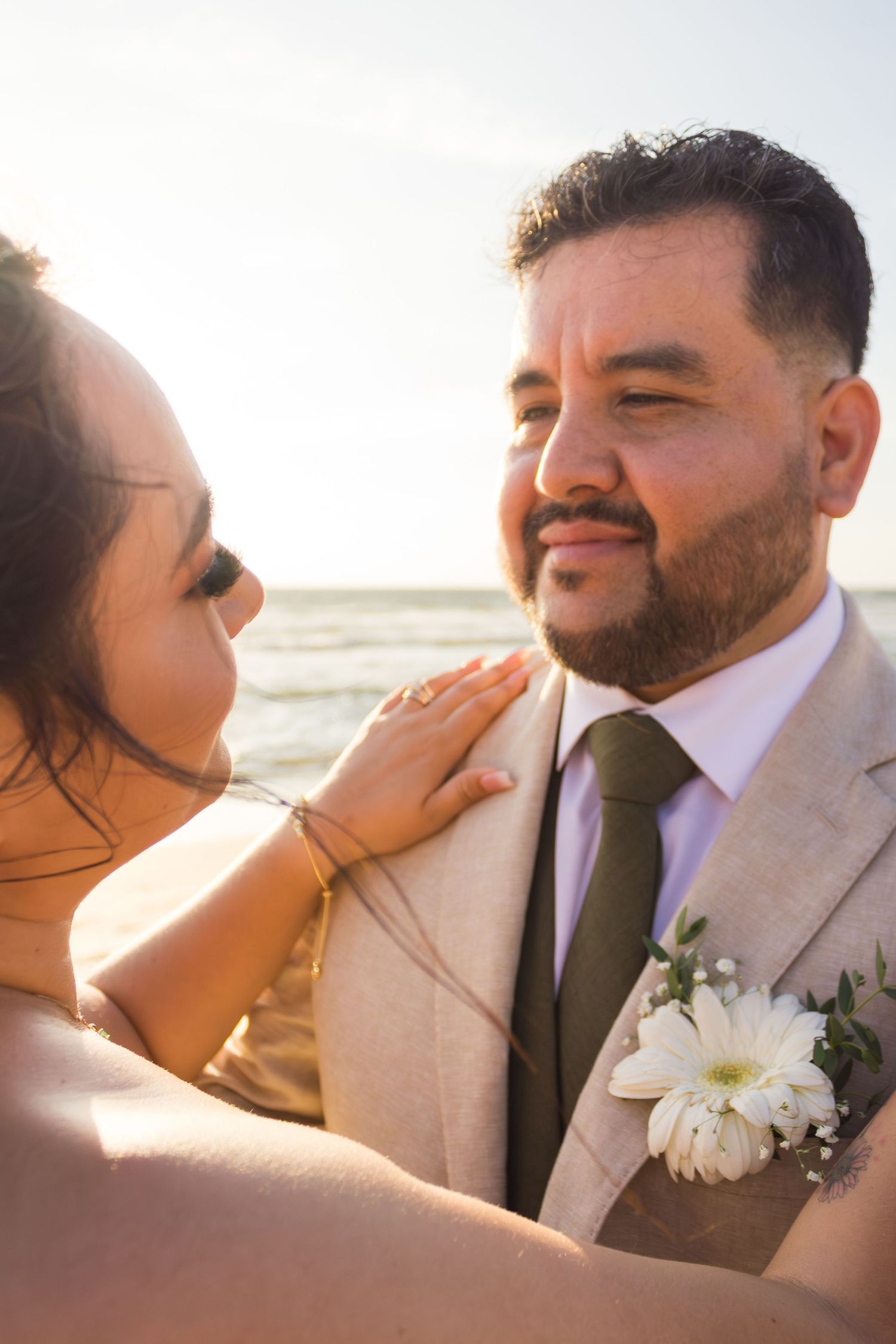 Novios compartiendo una mirada