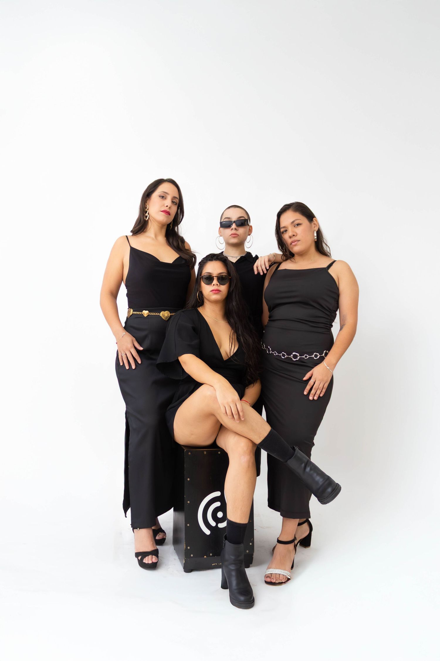 Banda femenina con vestimenta elegante