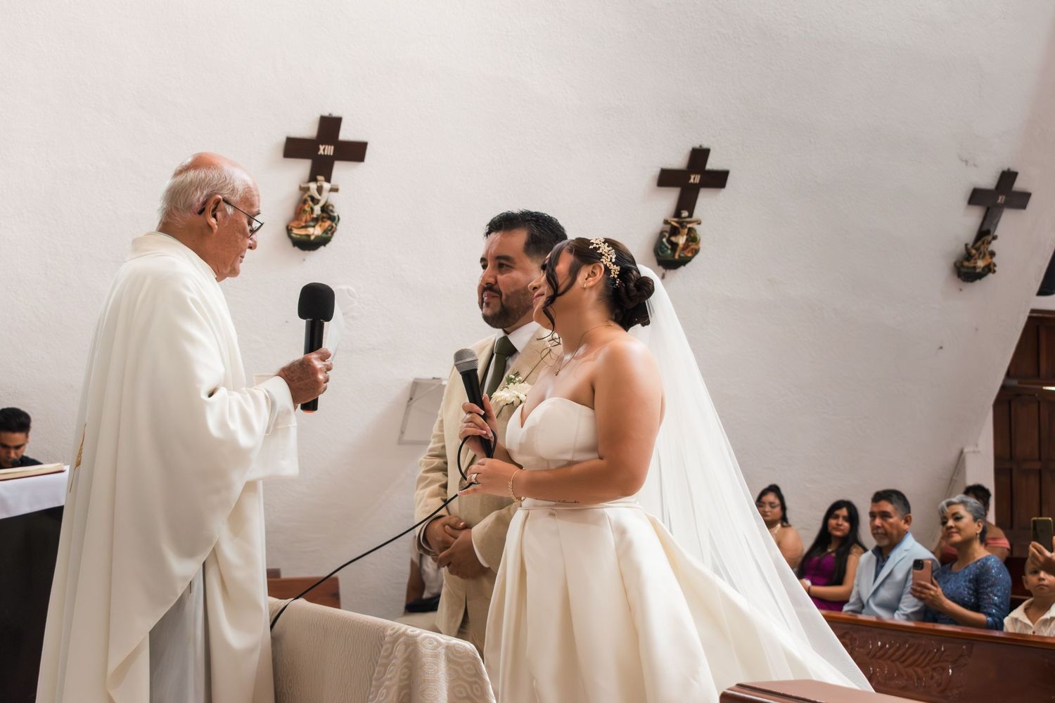 Novios juntos en un entorno natural