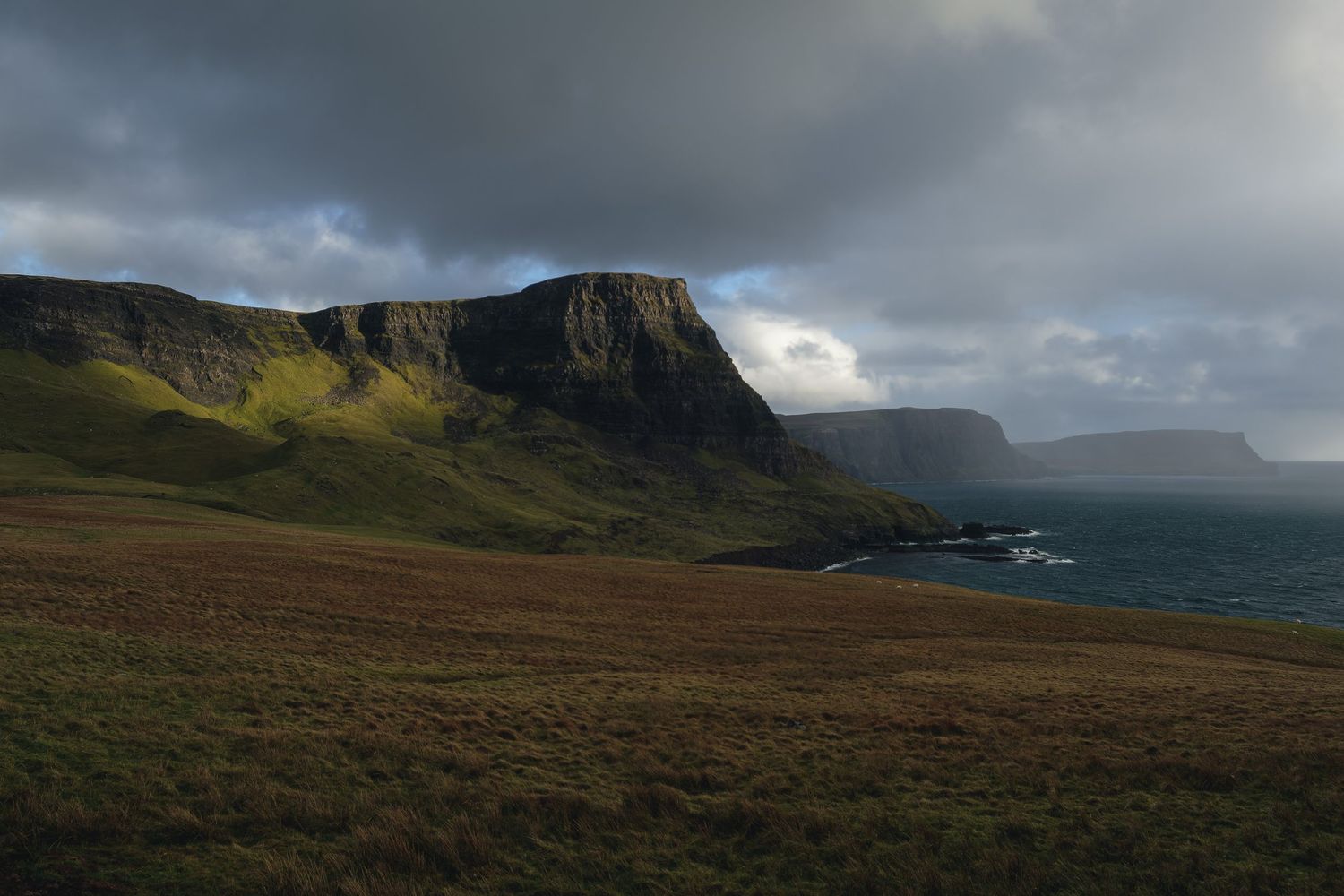 Falaises de Waterstein Head près du phare de Neist Point sur l'île de Skye en Écosse, paysage côtier sauvage.