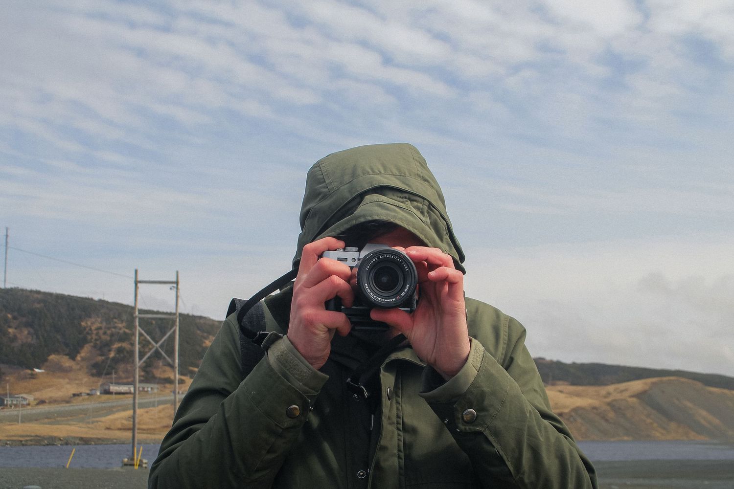 Guillaume Caulier, photographe tourisme et hôtellerie, à la plage Saint-Vincent, Terre-Neuve. Portrait en activité plein air et outdoor.