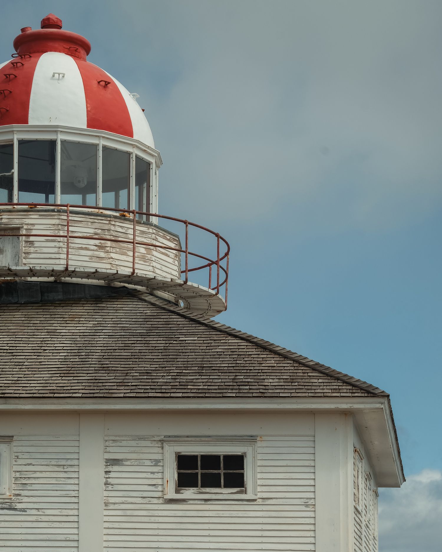 Lanterne et façade en bois du phare de Cap Spear. Illustration hôtellerie et outdoor littoral près de St John's.
