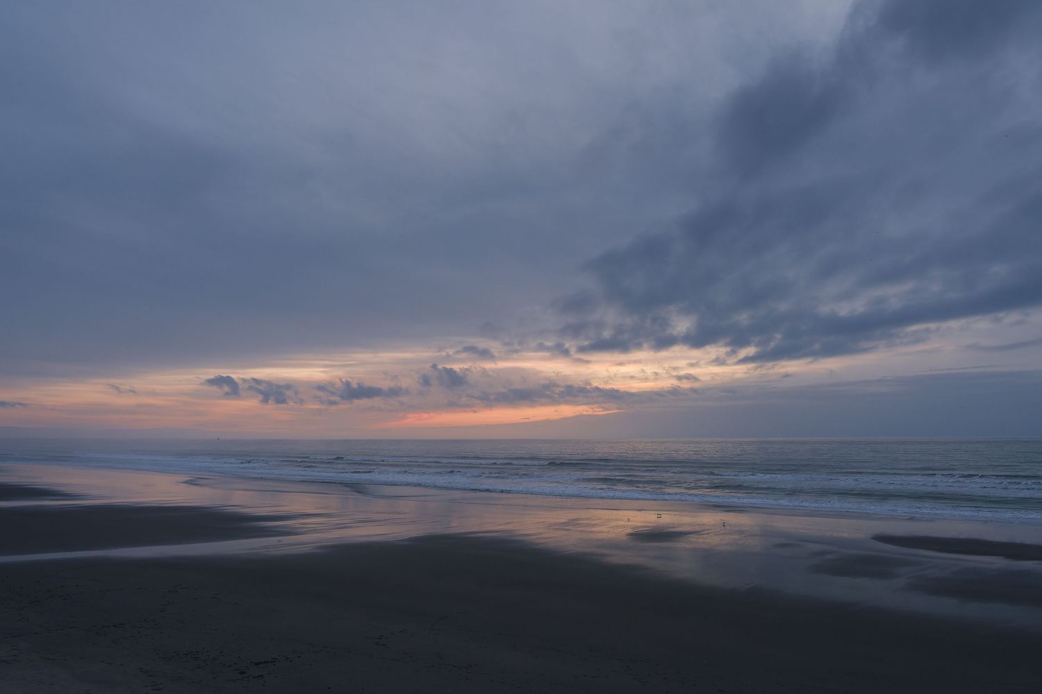 Photographie de paysage littoral Équihen-Plage sous un ciel dramatique au crépuscule.