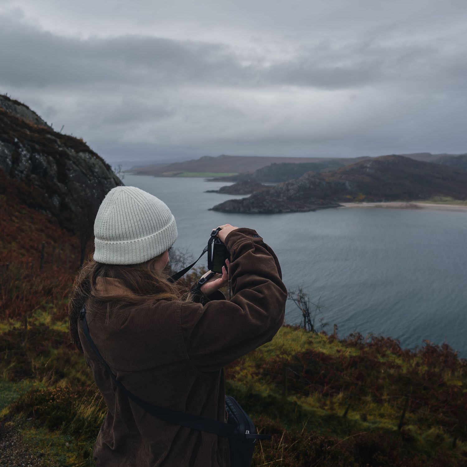 Coulisses d'un shooting photo en Écosse : vue sur le littoral des Highlands. Photographe de paysage en mission sur la route NC500.